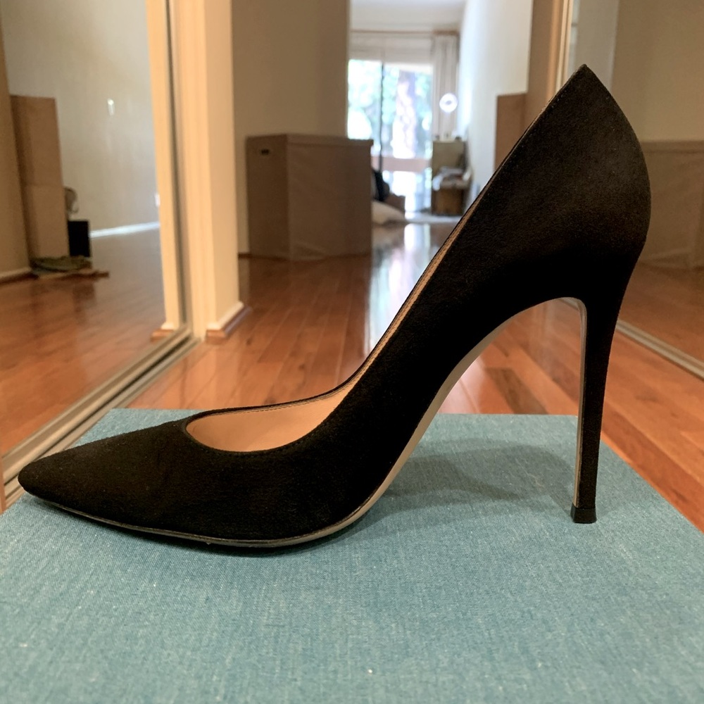 GREAT CONDITION: Gianvito Rossi Black Suede Pumps